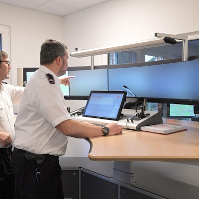 Die Feuerwehrleute Micheal Bleifeld und Harald Matthies in der Leitstelle am Kreishaus.