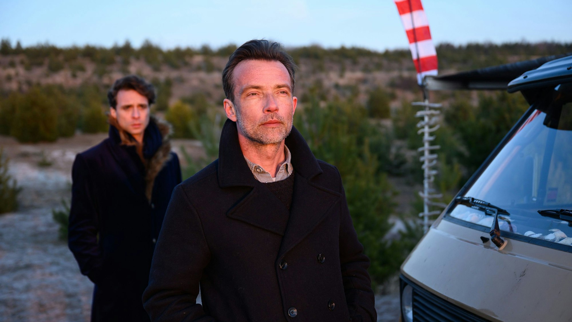 Kriminalhauptkommissar Adam Raczek (Lucas Gregorowicz) und Kriminalkommissaranwärter Vincent Ross (André Kaczmarczyk) beim Camper des Opfers
