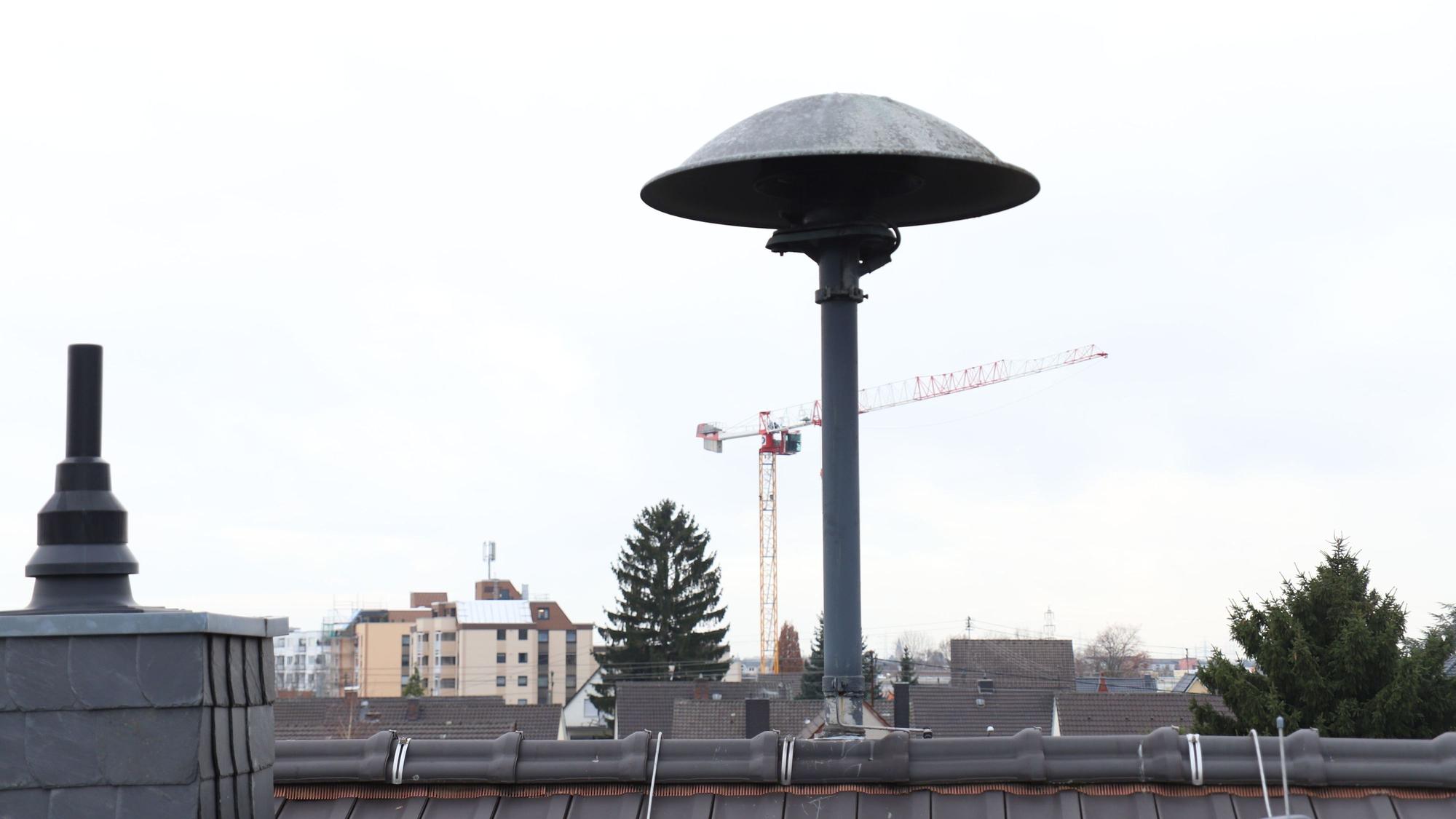 Eine Sirene auf einem Hausdach.