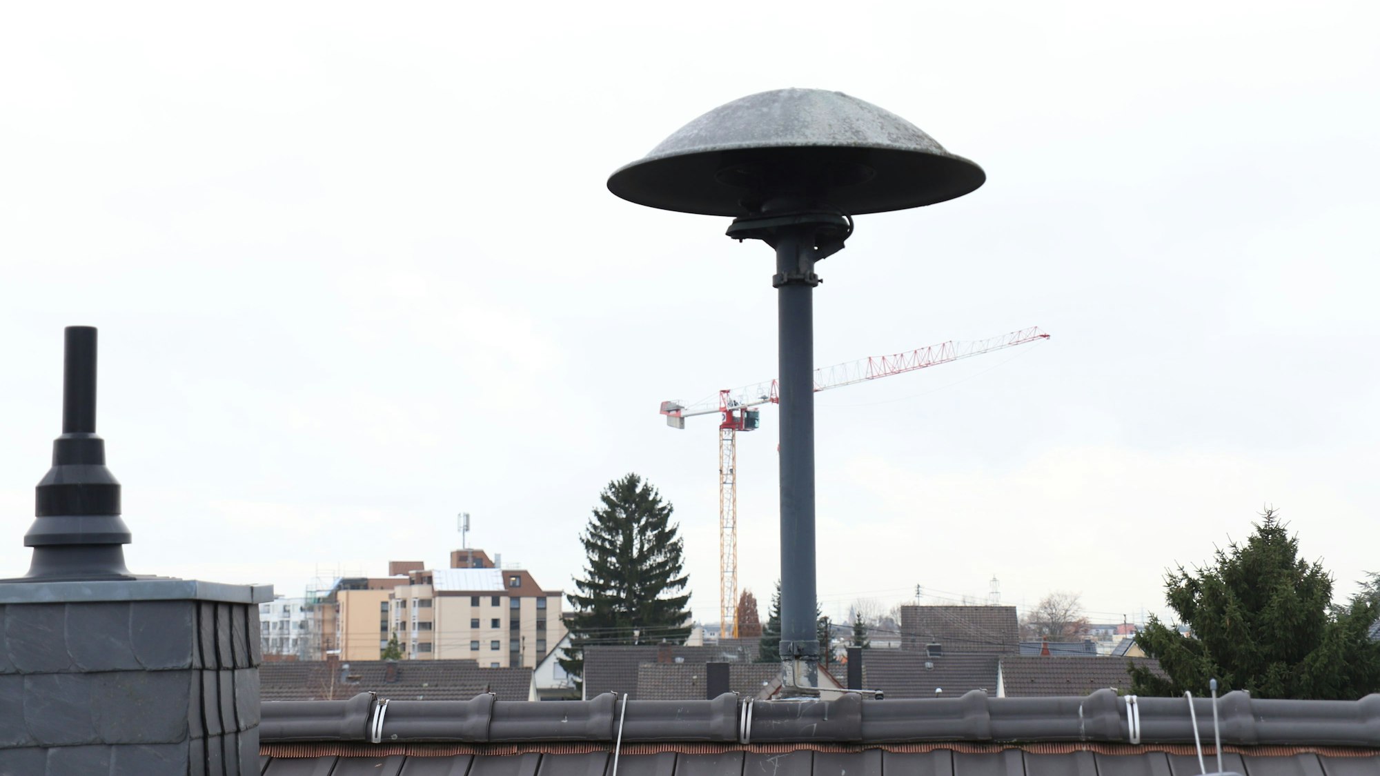 Eine Sirene auf einem Hausdach.