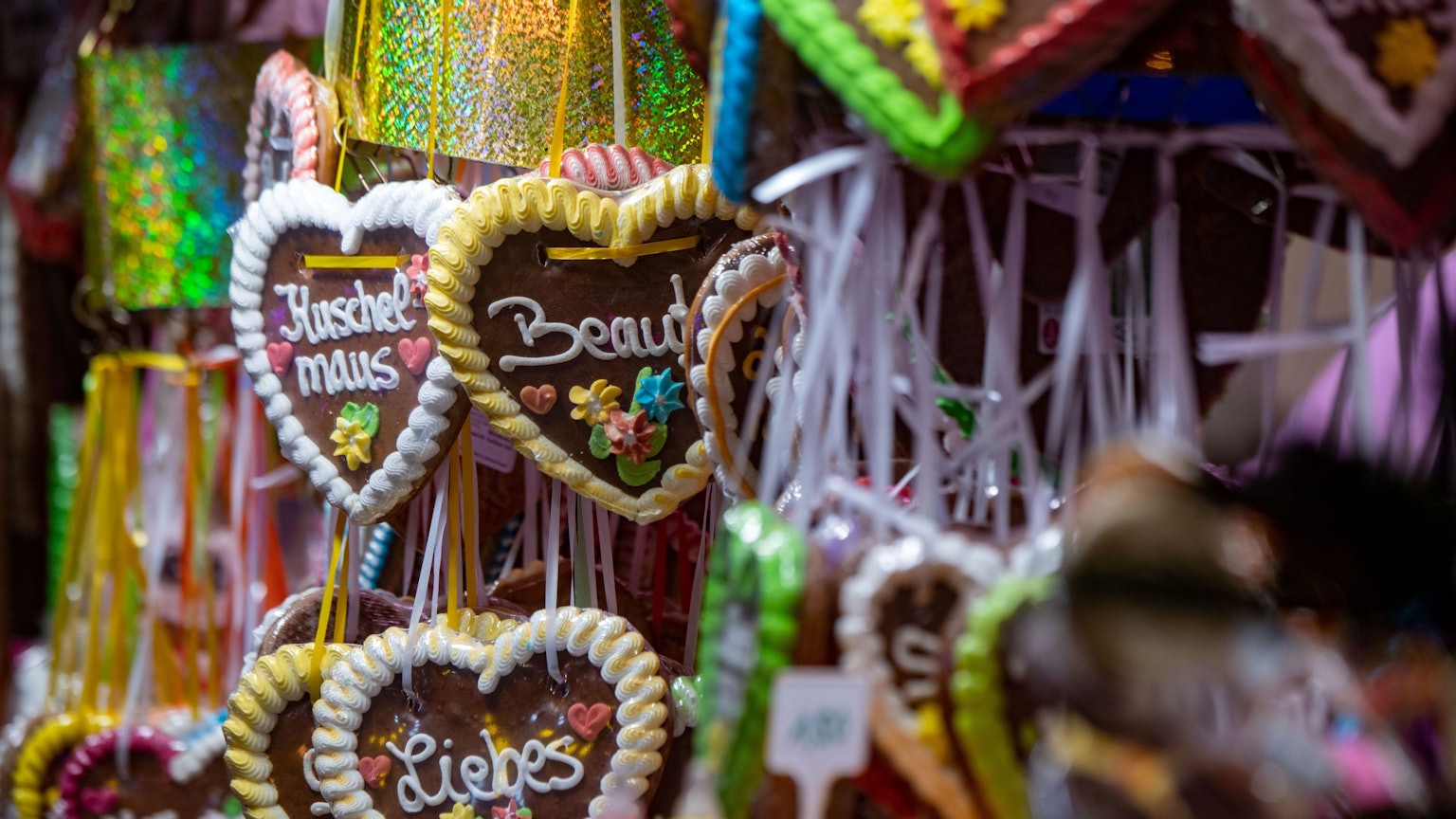 Ein Lebkuchenherz trägt auf dem Weihnachtsmarkt den Schriftzug Kuschelmaus.