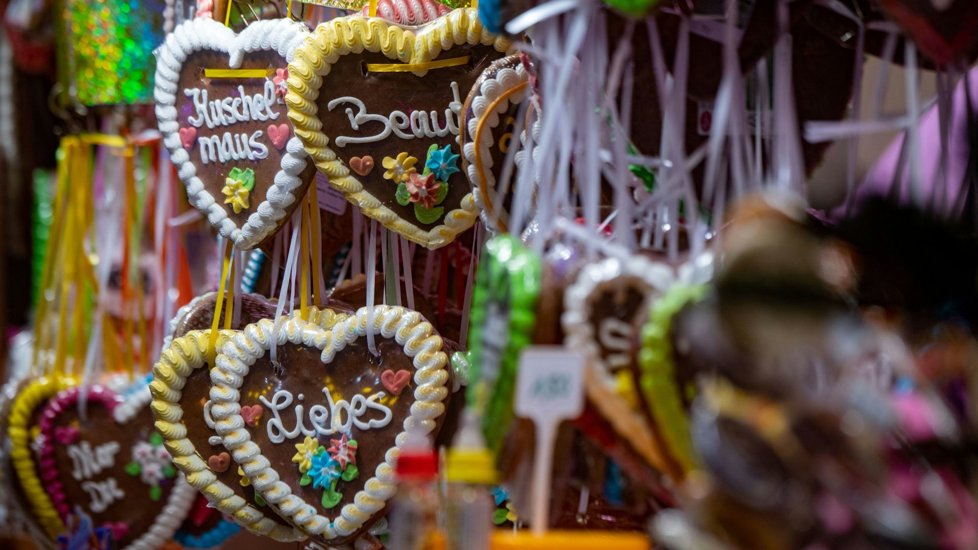 Ein Lebkuchenherz trägt auf dem Weihnachtsmarkt den Schriftzug Kuschelmaus.