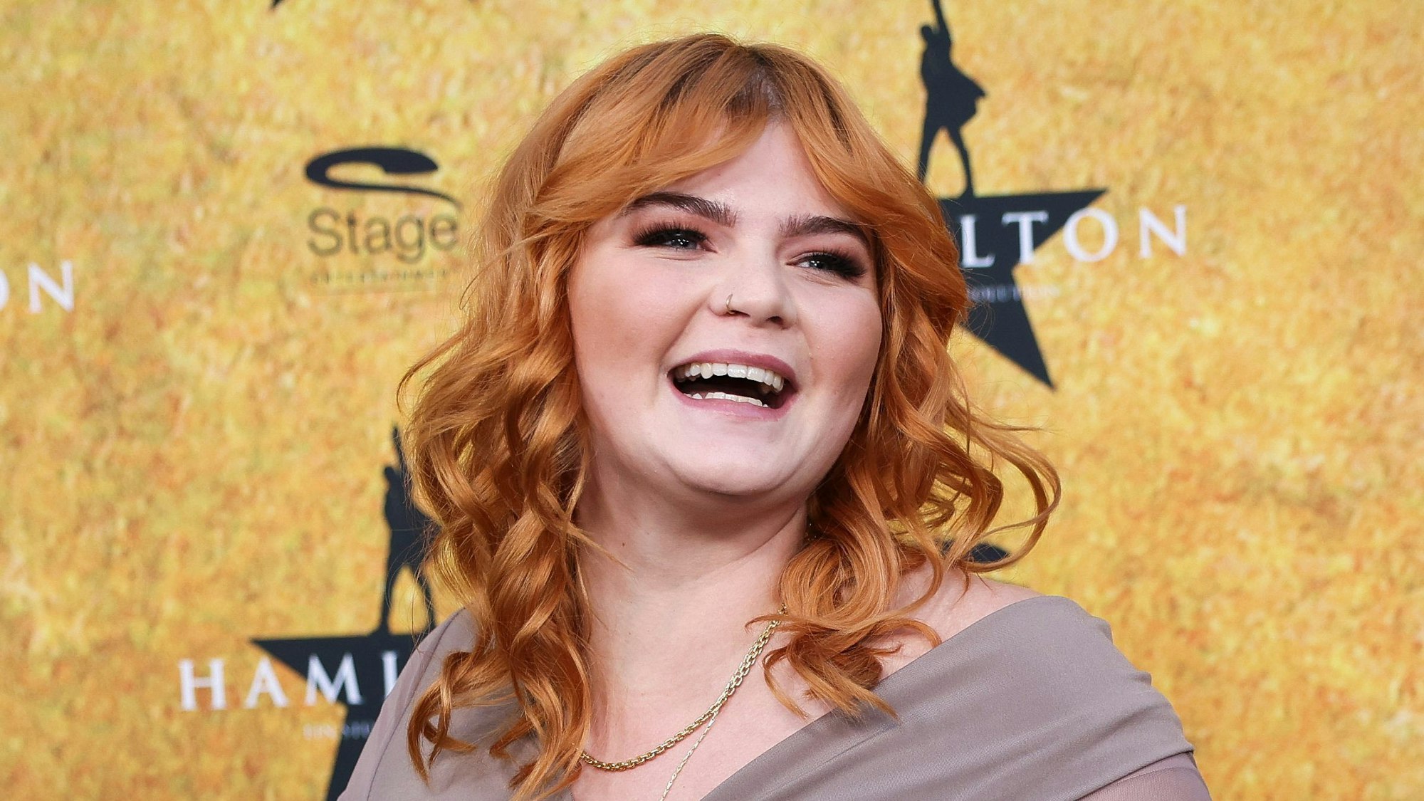 Sophie Passmann, Autorin, Schauspielerin und Radiomoderatorin, kommt über den roten Teppich zur Deutschland-Premiere des Musicals ´Hamilton» im Operettenhaus Hamburg. (Archivbild)