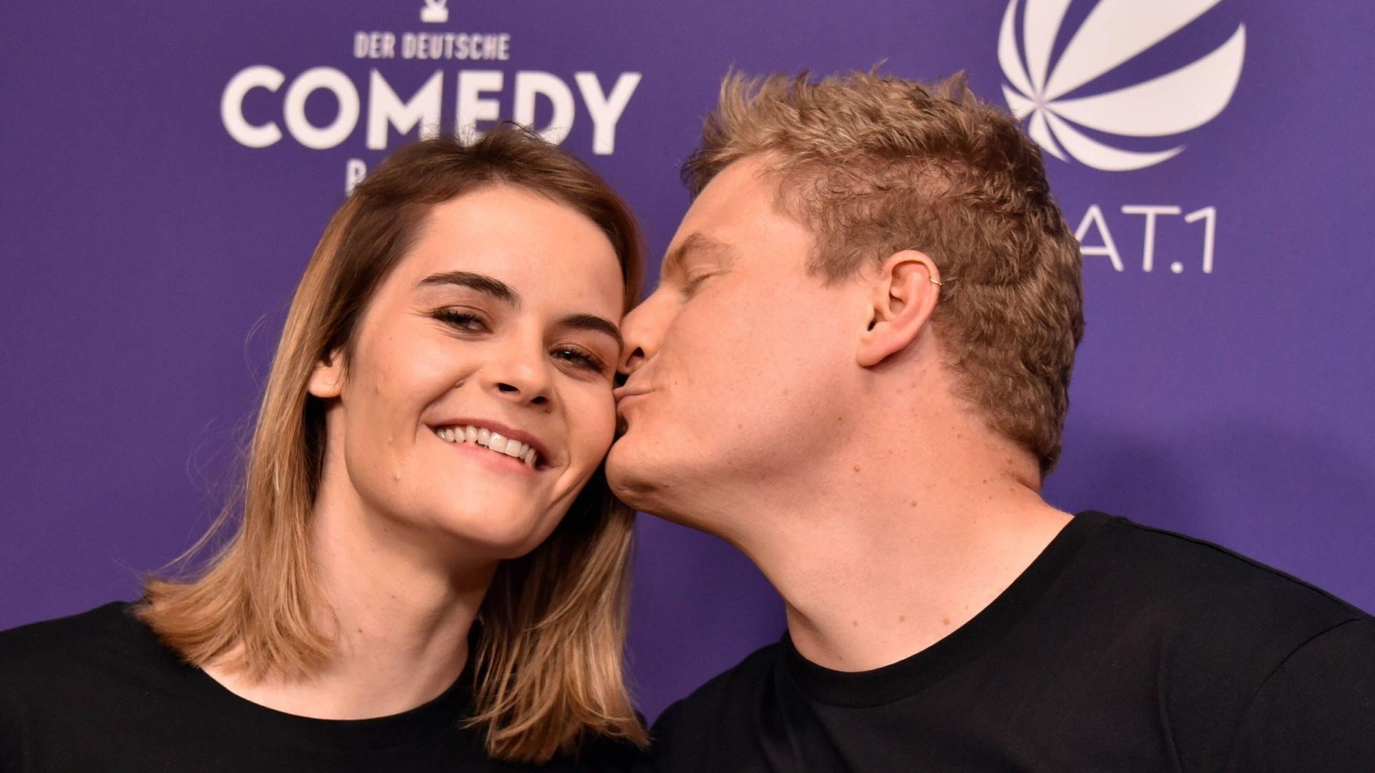 Comedian Thomas Spitzer küsst seine Frau Hazel.