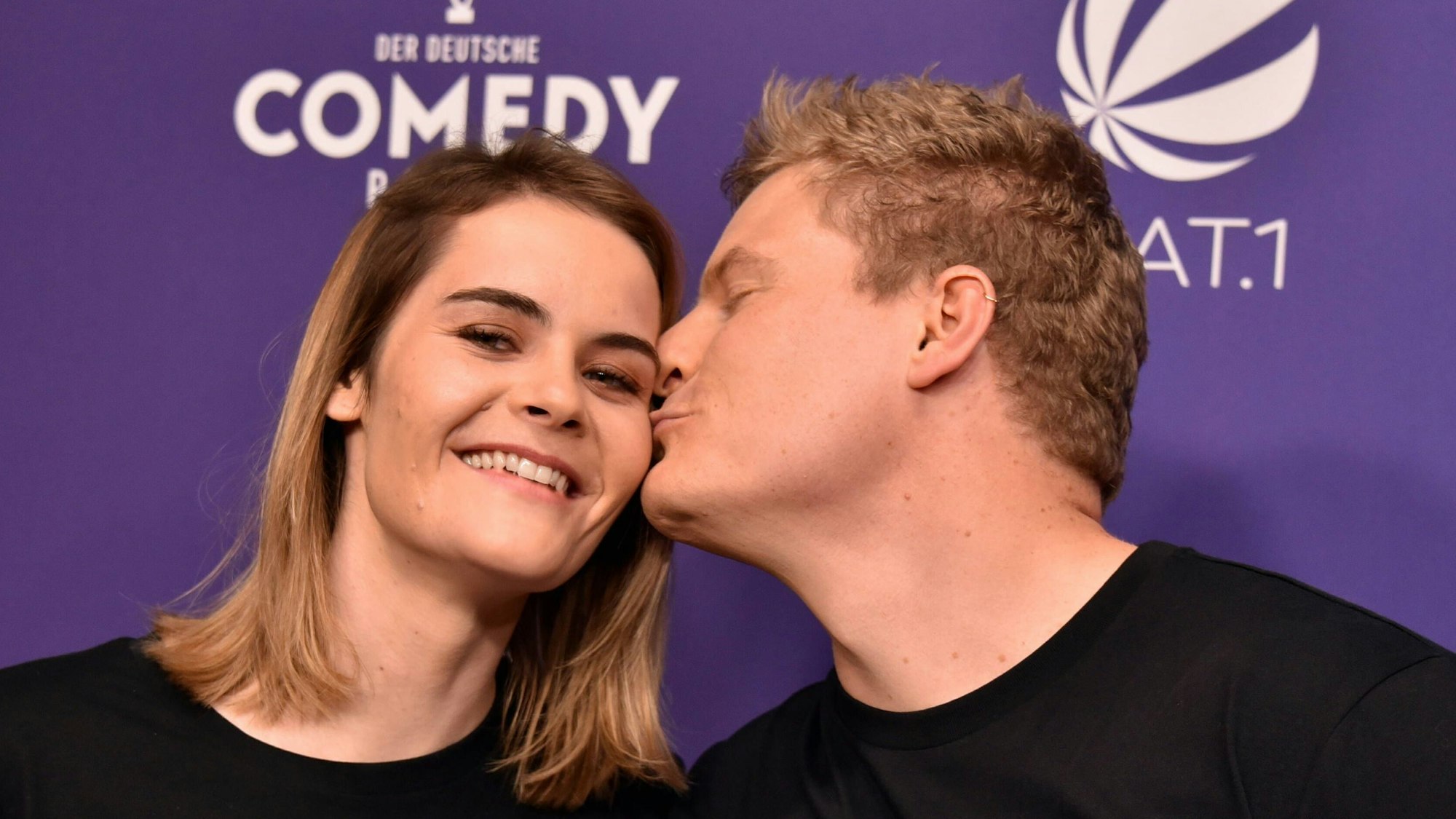 Comedian Thomas Spitzer küsst seine Frau Hazel.