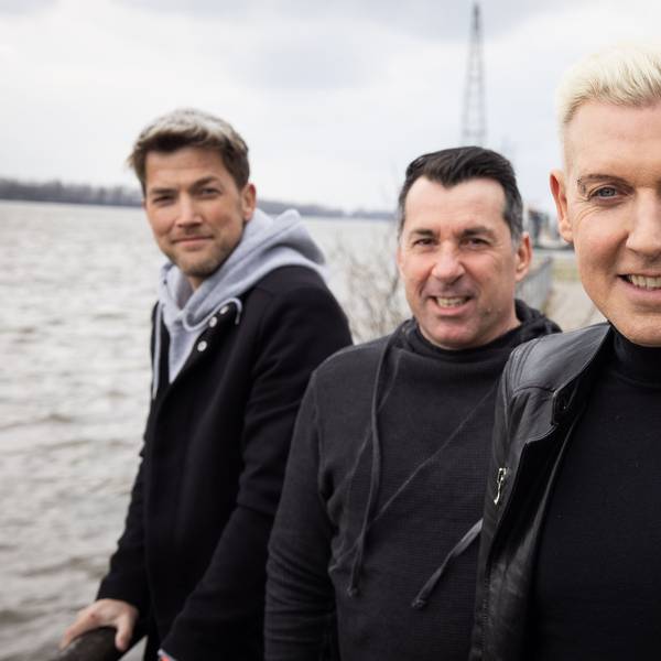 H.P. Baxxter (r), Frontmann und Sänger der Band Scooter, und seine Bandmitglieder Sebastian Schilde (l) und Michael Simon bei einem Fototermin nach einem Interview 2021.
