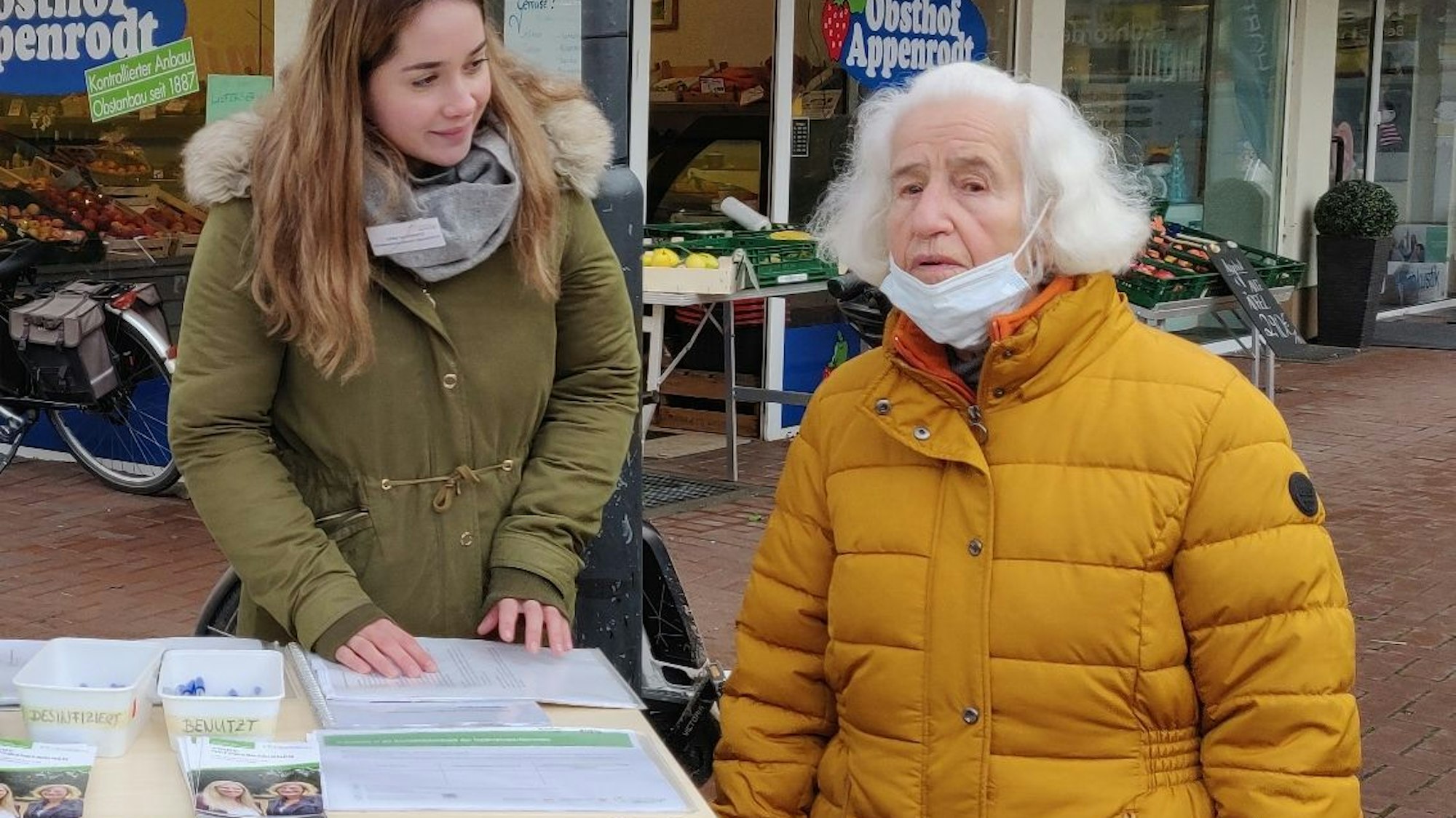 Am Infostand der Stadtnetzwerkerinnen auf dem Markt spricht Sigrid Lindackers mit Lena Lammertz.