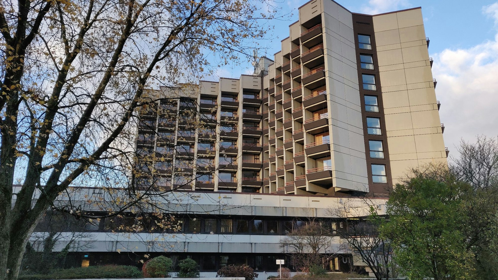 Außenansicht des sternförmigen Hochhauses der Klinik Roderbirken.