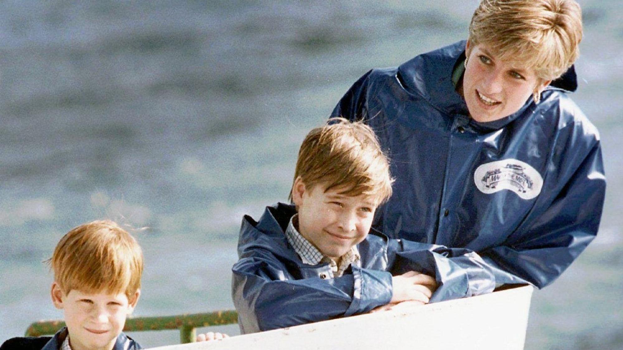 Prinzessin Diana (r) mit ihren Söhnen Prinz William (m) und Prinz Harry (l).