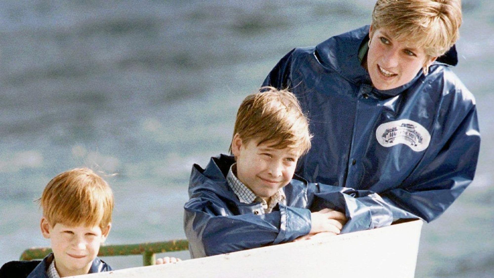 Prinzessin Diana besichtigt mit ihren Söhnen Prinz William (M) und Prinz Harry die Niagara Fälle.