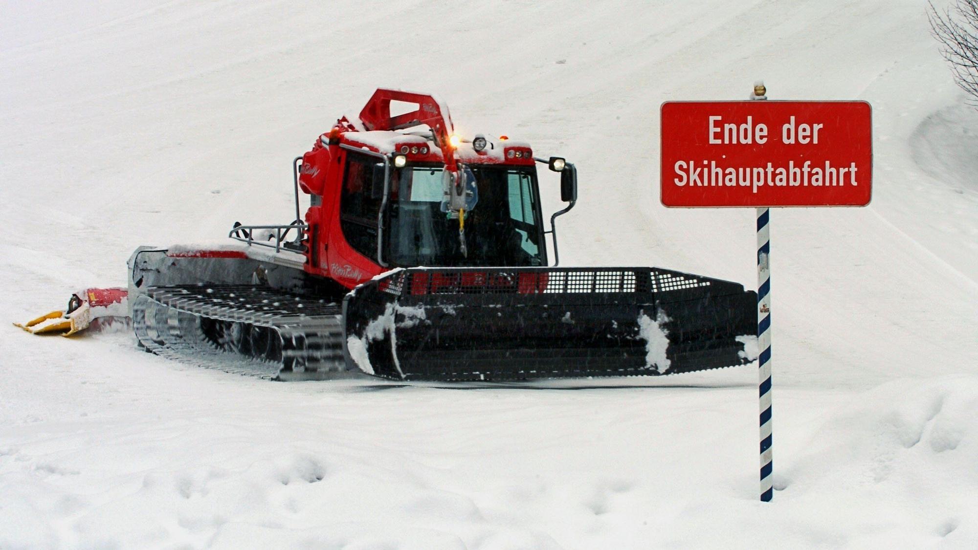 Eine Schneeraupe fährt über die Skipiste am oberbayerischen Spitzingsee.