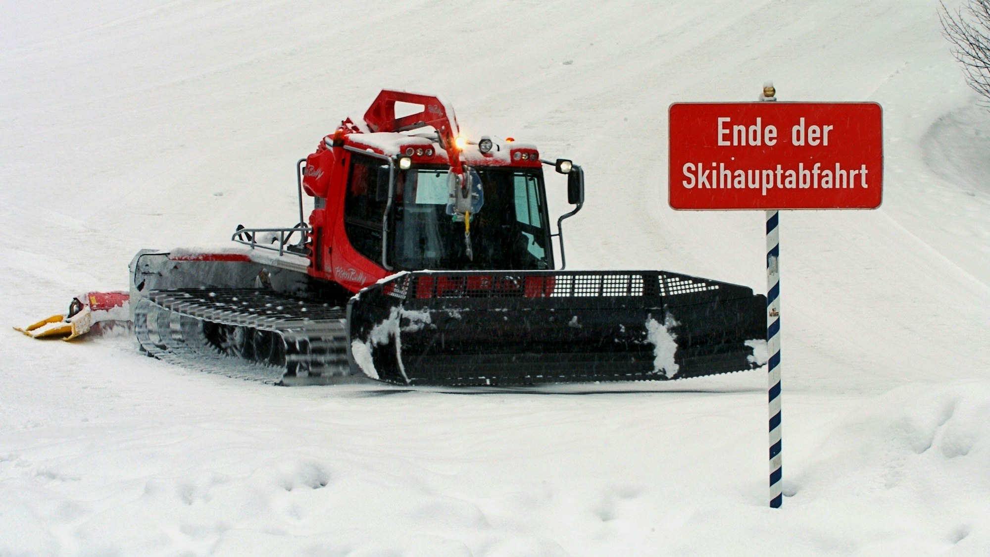 Eine Schneeraupe fährt über die Skipiste am oberbayerischen Spitzingsee.
