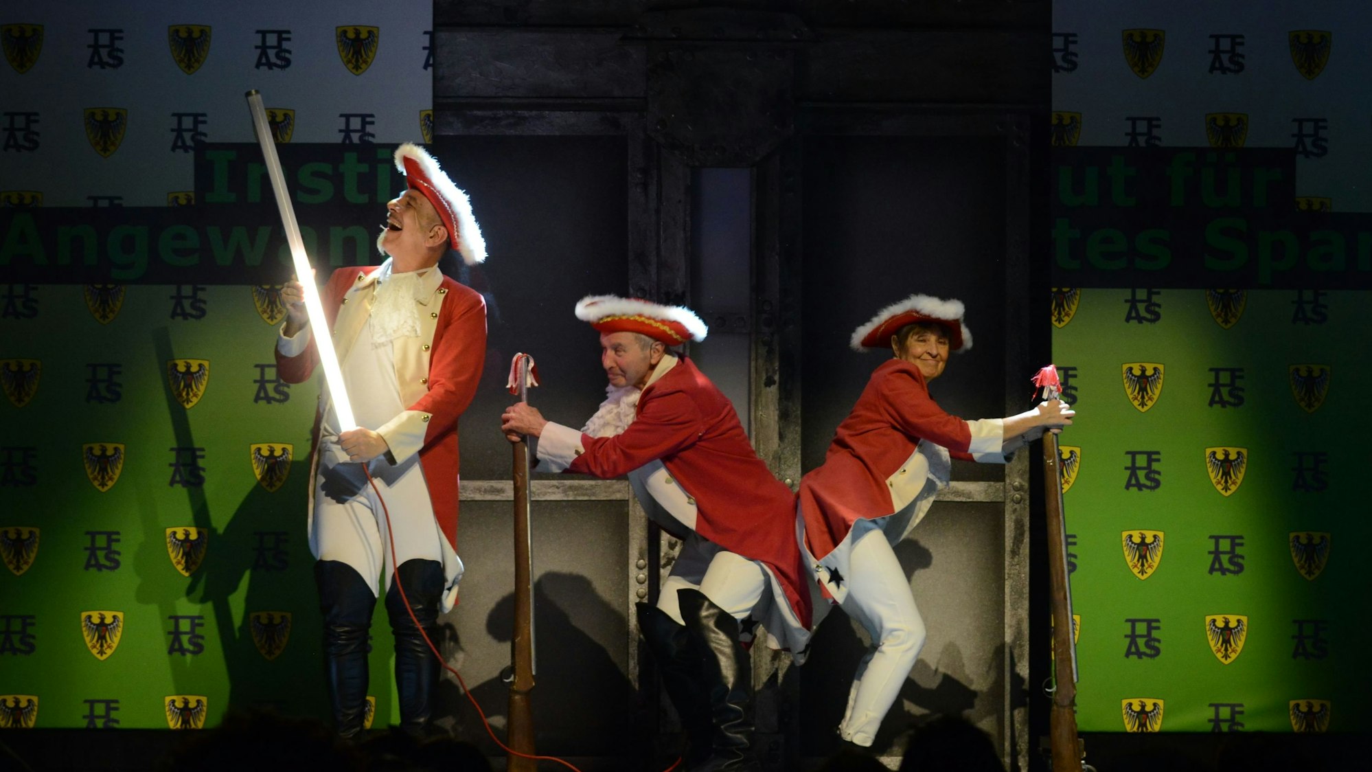 Energiegewinnung auf Kölsche Art: Zwei Rote Funken wibbeln bis die Lampe an ist.