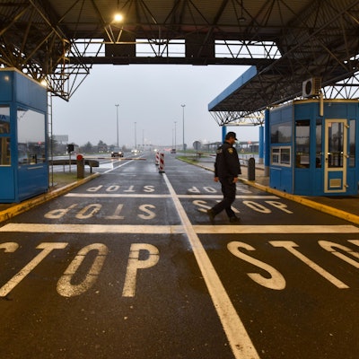 Ein kroatischer Grenzpolizist überquert die Straße an der Grenze zwischen Kroatien und Slowenien am Grenzübergang Bregana.