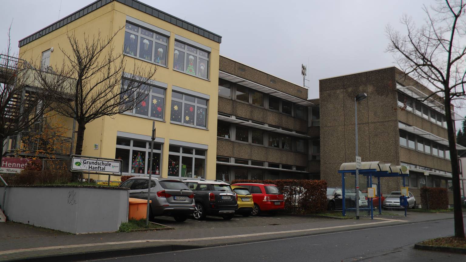Zu sehen ist die Grundschule Hanftal. Sie muss in den kommenden Jahren aufwändig saniert werden.