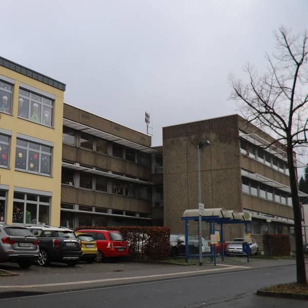 Außenansicht einer Hennefer Grundschule.