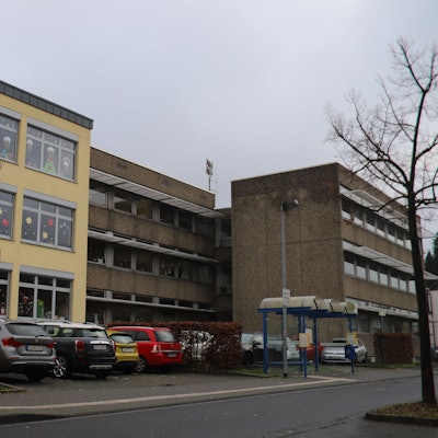 Außenansicht einer Hennefer Grundschule.