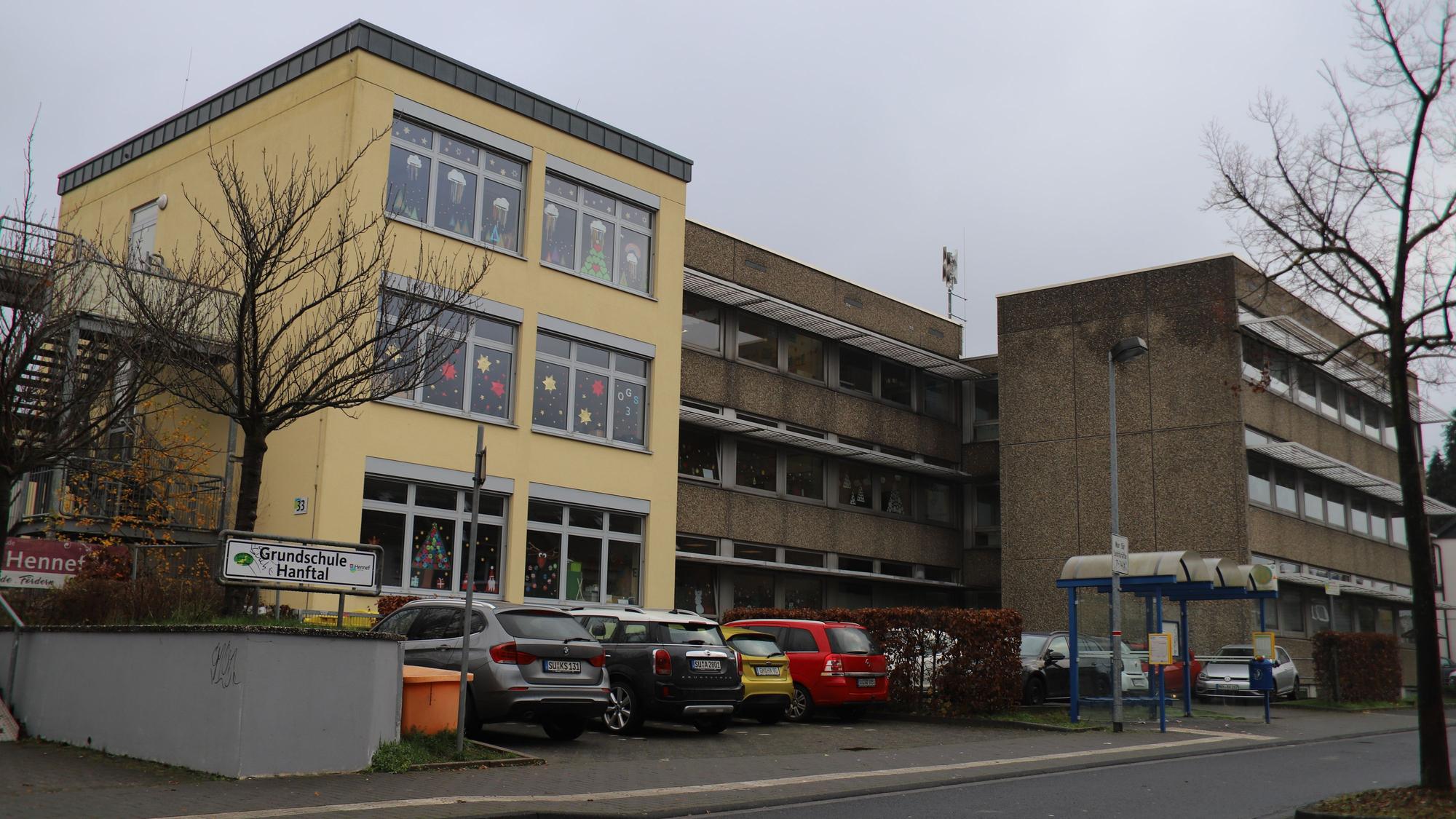 Zu sehen ist die Grundschule Hanftal. Sie muss in den kommenden Jahren aufwändig saniert werden.