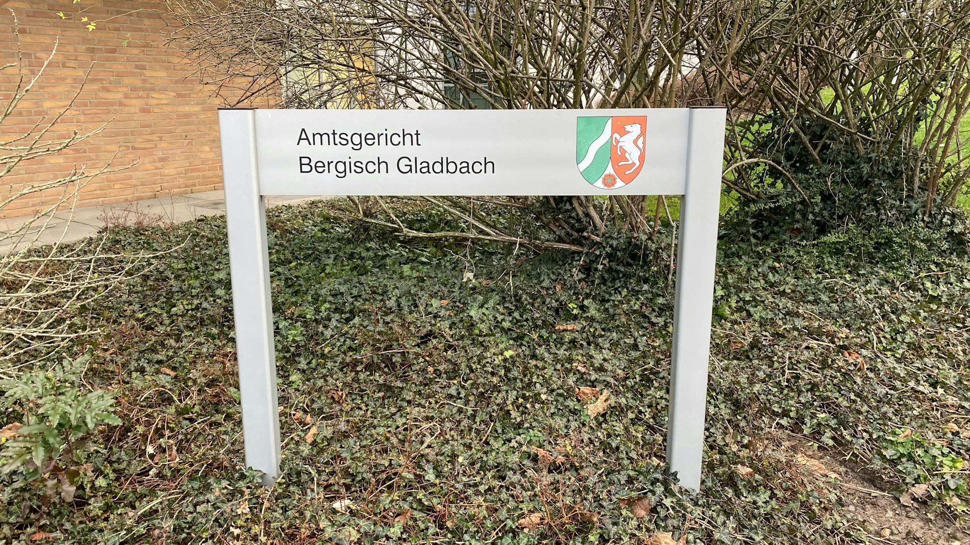 Ein Schild mit der Aufschrift „Amtsgericht Bergisch Gladbach“