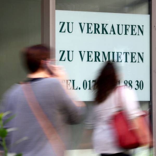 An einem Schaufenster klebt ein großer Zettel mit der Aufschrift zu Verkaufen, zu vermieten.