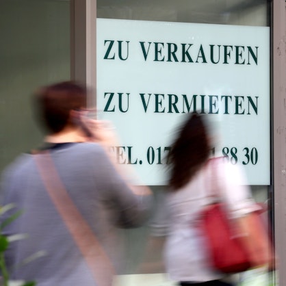 An einem Schaufenster klebt ein großer Zettel mit der Aufschrift zu Verkaufen, zu vermieten.