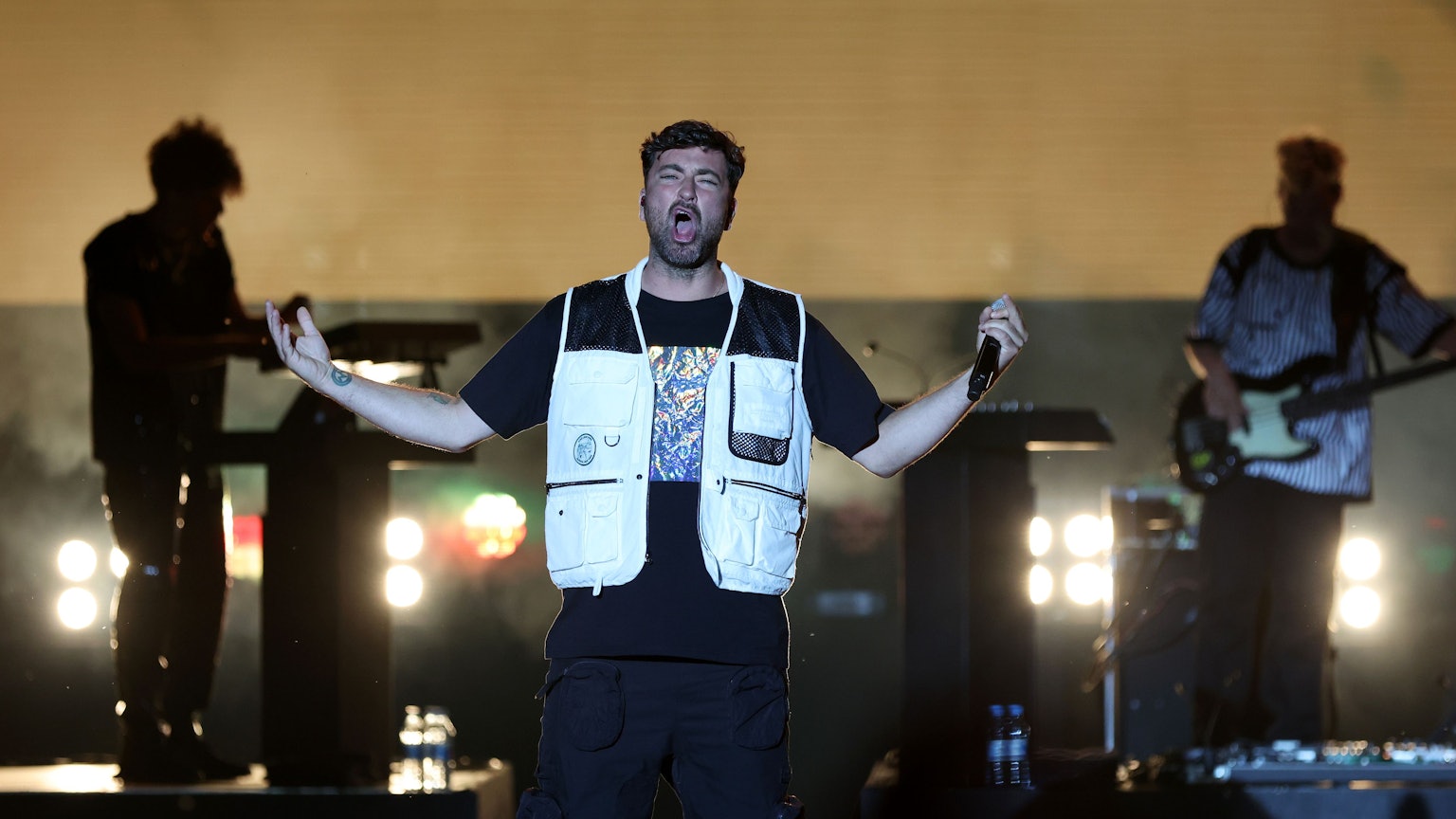 Marteria bei einem Live-Auftritt. Er breitet die Arme aus.