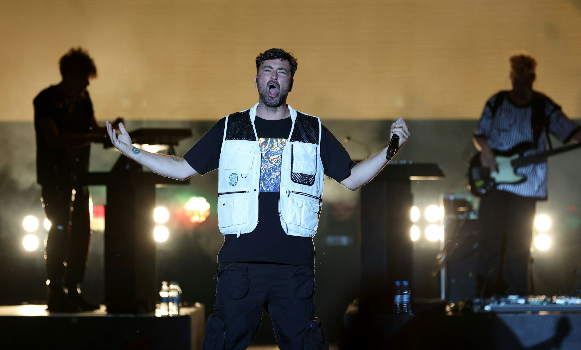 Marteria steht während eines Auftritts im Olympiapark in München auf der Bühne.