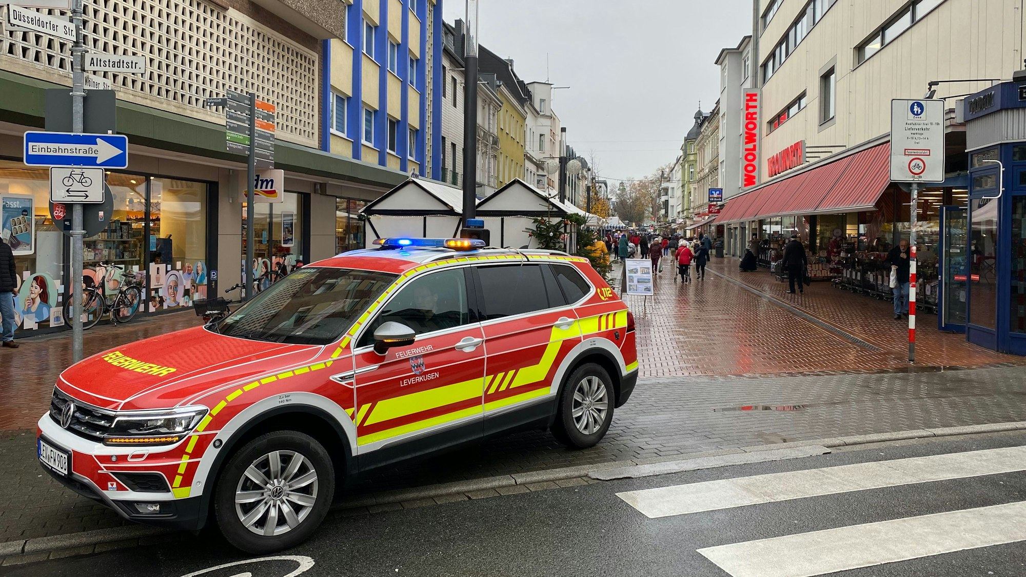 Feuerwehr-Einsatzfahrzeug für Durchsagen auf der Kölner Straße in Opladen