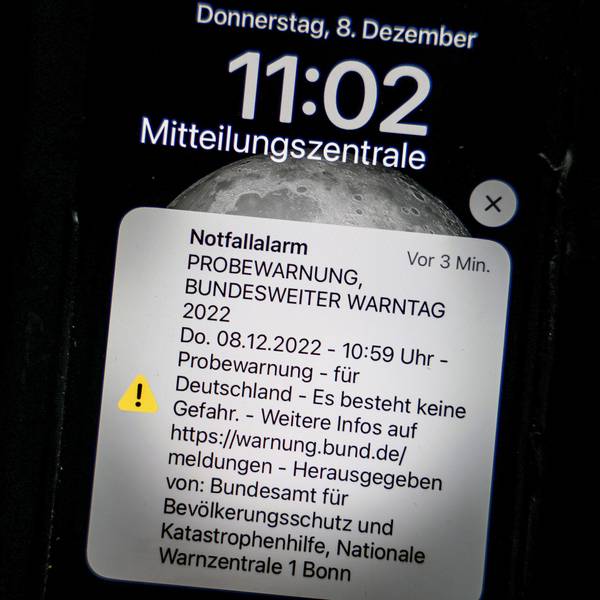 Eine Probewarnung, die über Cell Broadcasting versandt wurde, erscheint am bundesweiten Warntag als Push-Nachricht auf einem Smartphone.