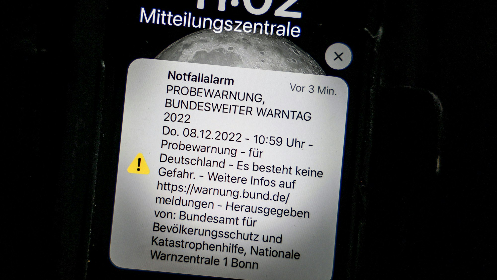 Eine Probewarnung, die über Cell Broadcasting versandt wurde, erscheint am bundesweiten Warntag als Push-Nachricht auf einem Smartphone.