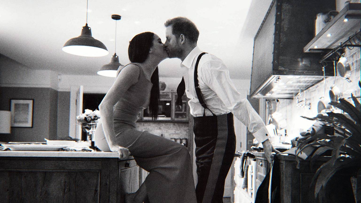 Das von Netflix veröffentlichte Bild zeigt Prinz Harry und Herzogin Meghan in einer Szene der Dokumentation «Harry & Meghan».