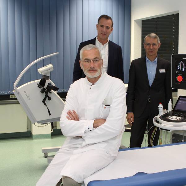 Der neue Roderbirkener Chefarzt Dr. Tobias Gampert, DRV-Geschäftsführer Dirk Mentzner und Klinik-Verwaltungsdirektor Hansjörg Hüllbüsch im Diagnoseraum der Echokardiografie der Klinik Roderbirken.