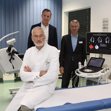 Der neue Roderbirkener Chefarzt Dr. Tobias Gampert, DRV-Geschäftsführer Dirk Mentzner und Klinik-Verwaltungsdirektor Hansjörg Hüllbüsch im Diagnoseraum der Echokardiografie der Klinik Roderbirken.
