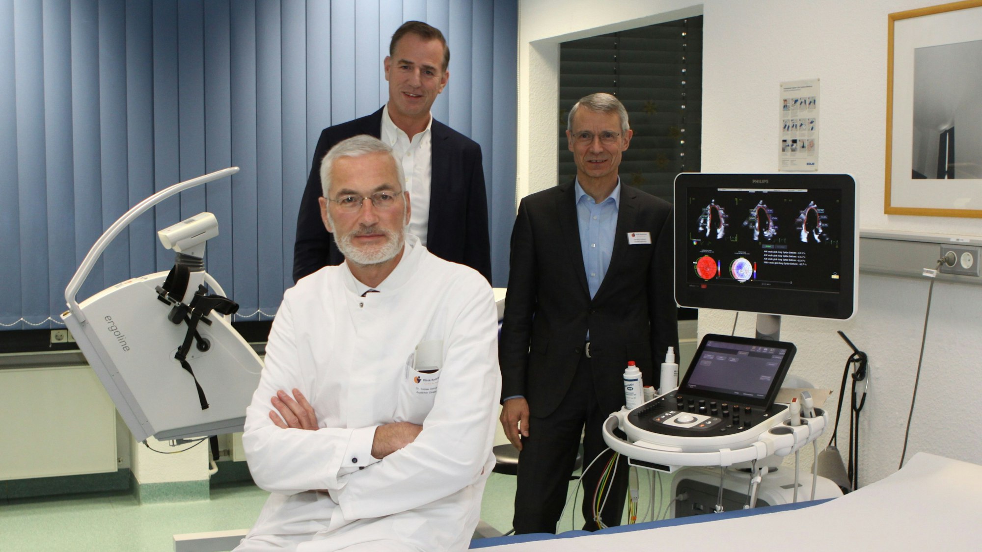 Der neue Roderbirkener Chefarzt Dr. Tobias Gampert, DRV-Geschäftsführer Dirk Mentzner und Klinik-Verwaltungsdirektor Hansjörg Hüllbüsch im Diagnoseraum der Echokardiografie der Klinik Roderbirken.