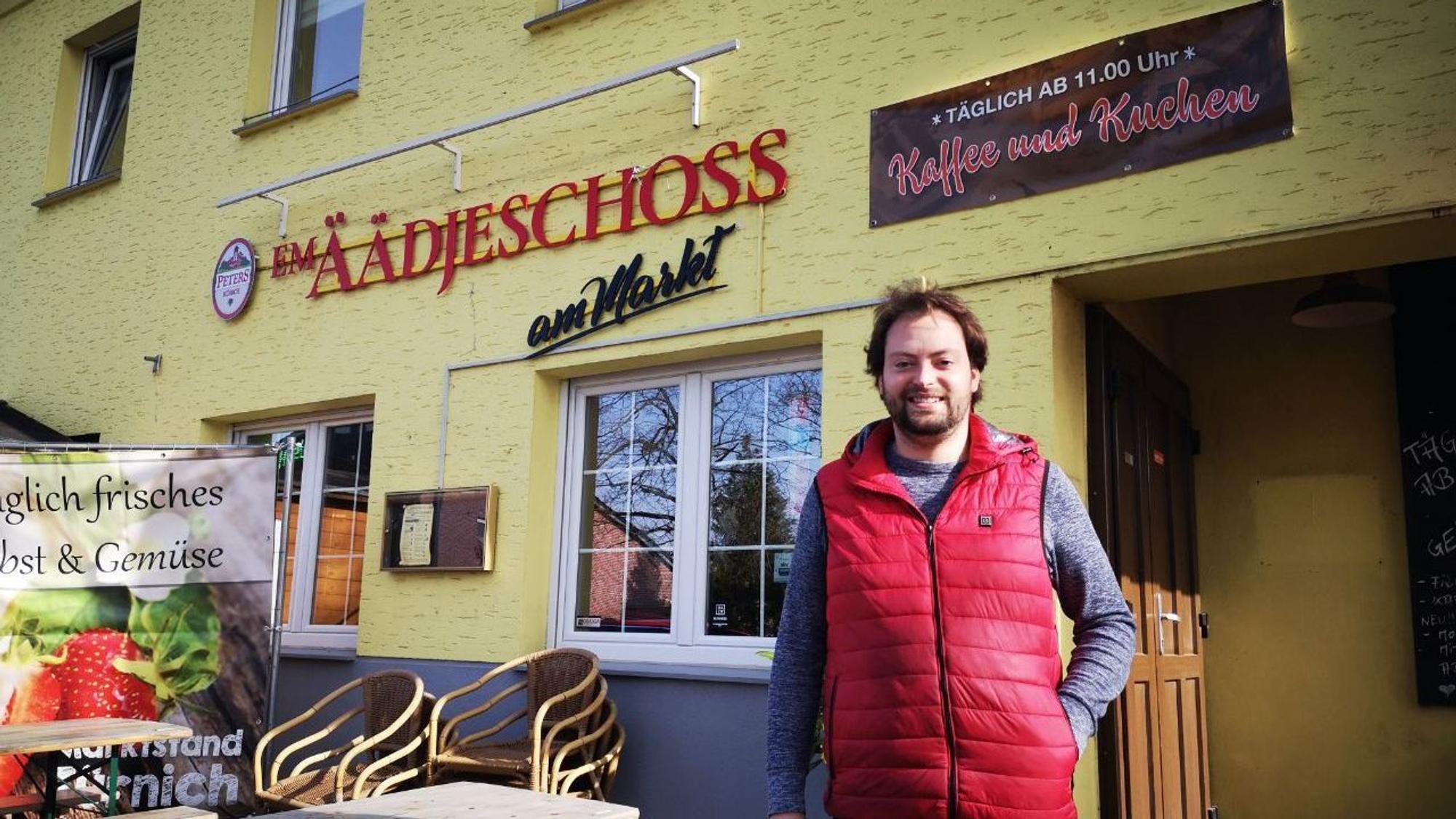 Dominic Ide steht vor seinem Restaurant Em Äädjeschoss, in Kerpen.