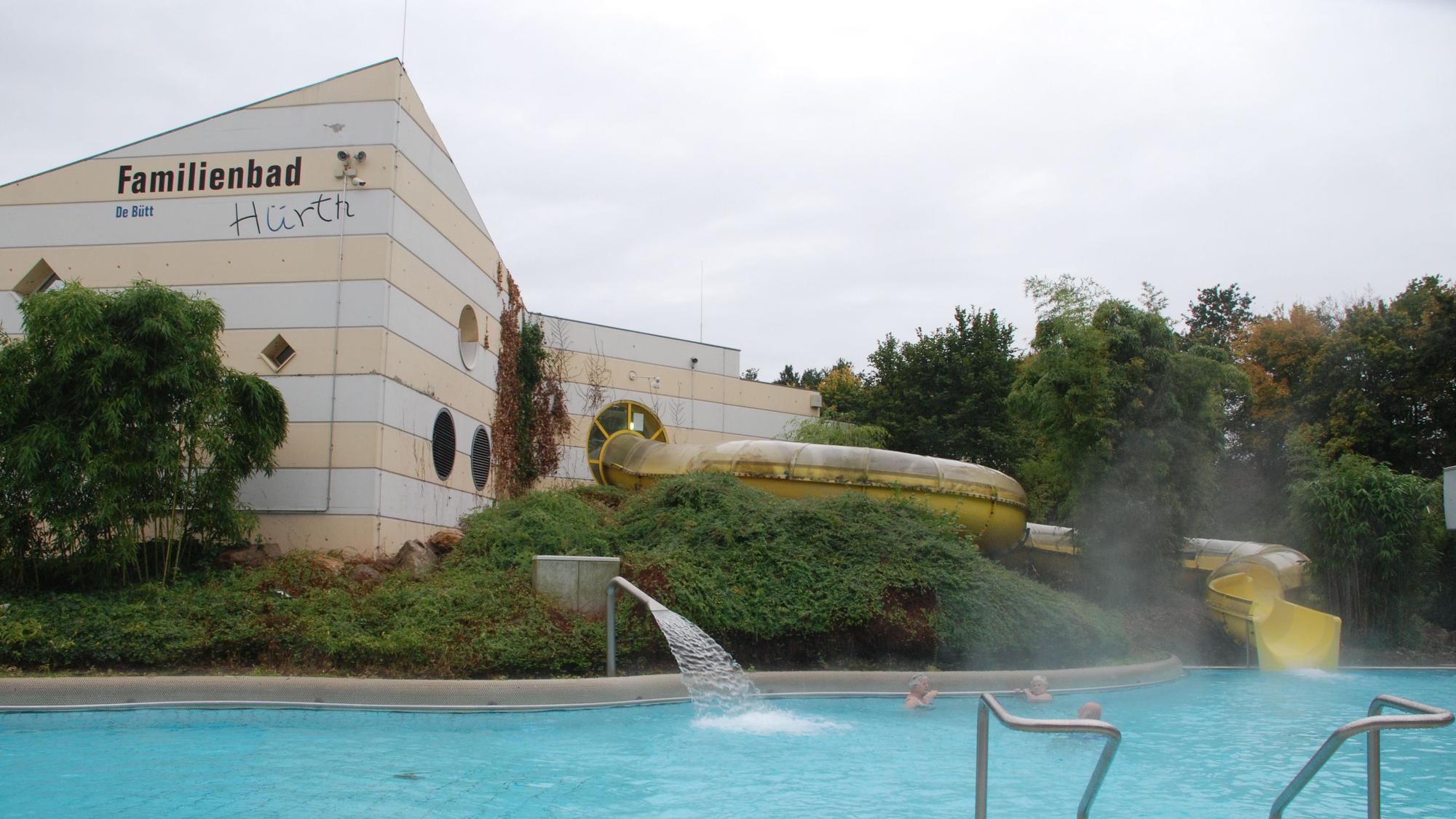 Das Foto zeigt das Außenbecken mit Nackendusche und Rutsche am Familienbad in Hürth.