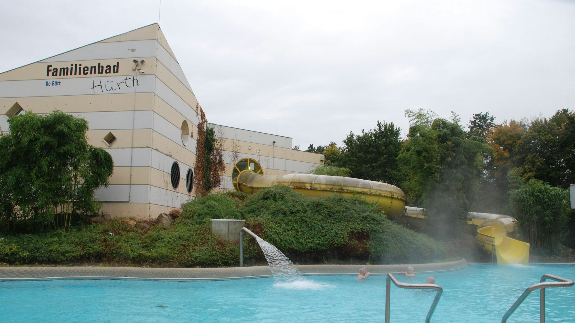 Auf dem Foto ist der Außenbereich des Familienbads „De Bütt“ in Hürth zu sehen.