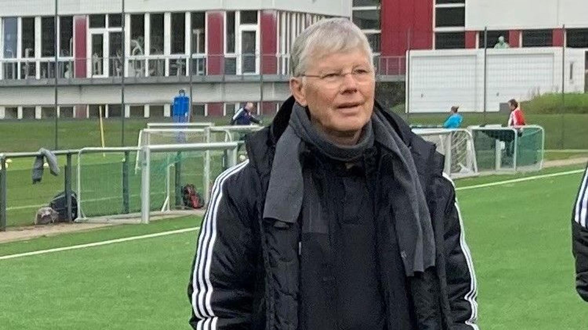 Trainer Karl Slickers geht über den Platz.