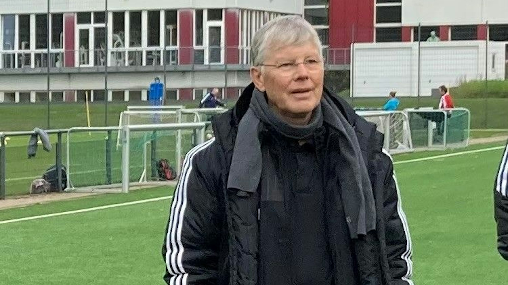 Trainer Karl Slickers geht über den Platz.