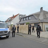 Polizeibeamte stehen in Leverkusen-Rheindorf vor dem Haus des Al-Zein-Clans. (Archivbild)