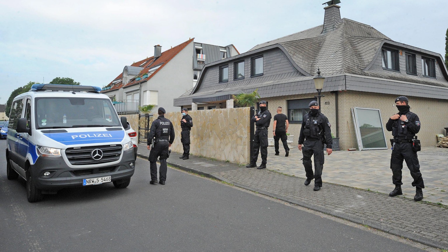 Polizeibeamte stehen in Leverkusen-Rheindorf vor dem Haus des Al-Zein-Clans. (Archivbild)
