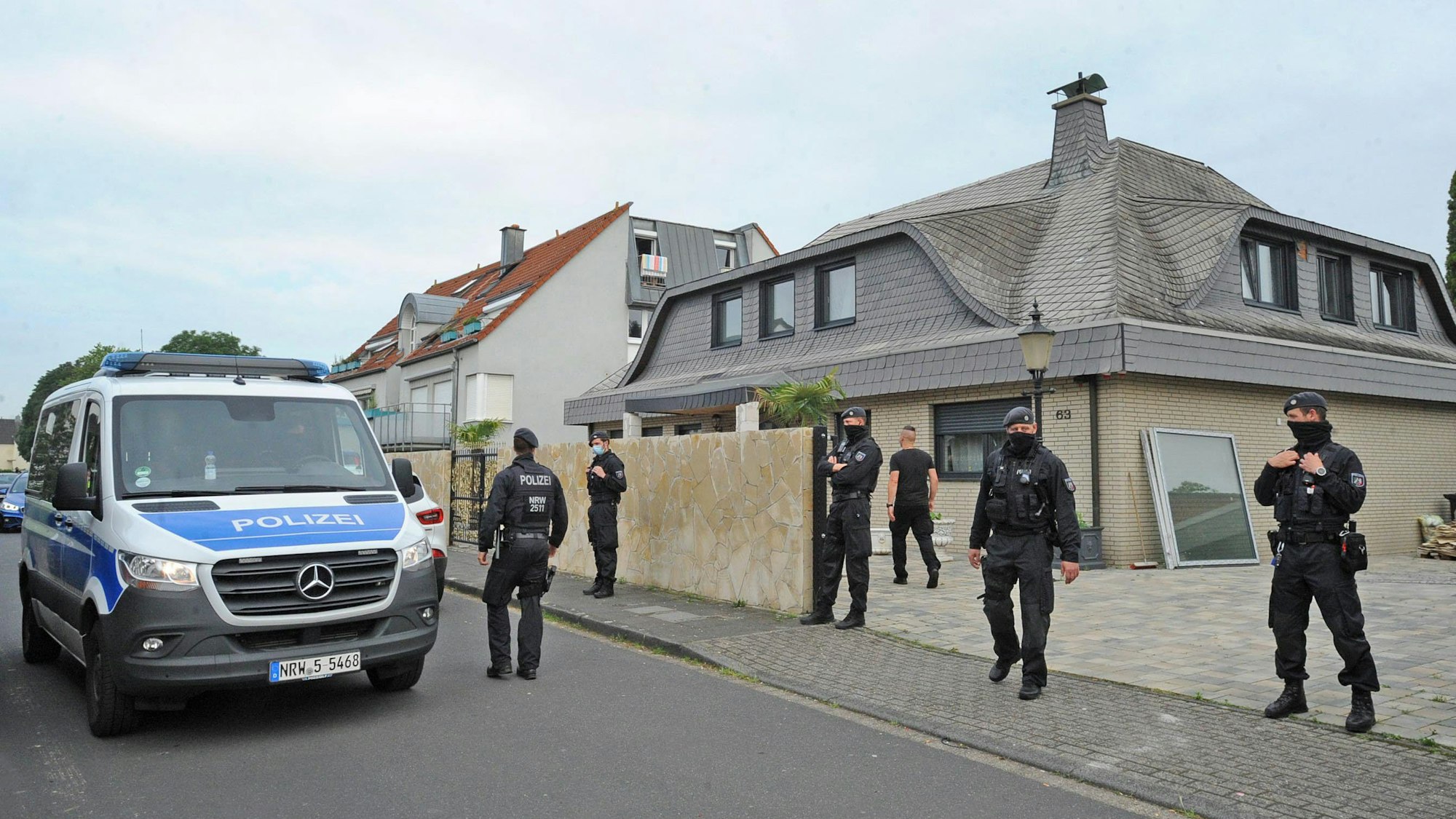 Polizeibeamte stehen in Leverkusen-Rheindorf vor dem Haus des Al-Zein-Clans. (Archivbild)