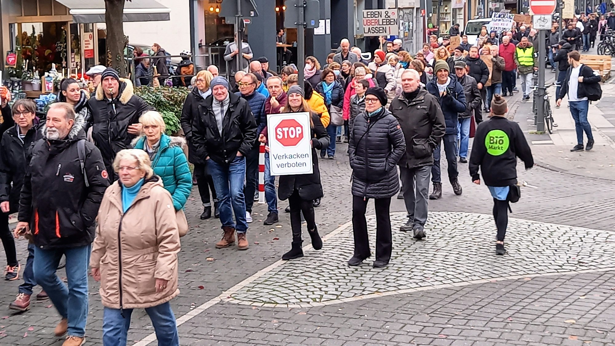Über die Straße Deutzer Freiheit geht ein Demonstrationszug. Die Teilnehmer protestierten am 29. November gegen den seit Mitte des Jahres laufenden Verkehrsversuch, die Deutzer Freiheit autofrei zu machen.