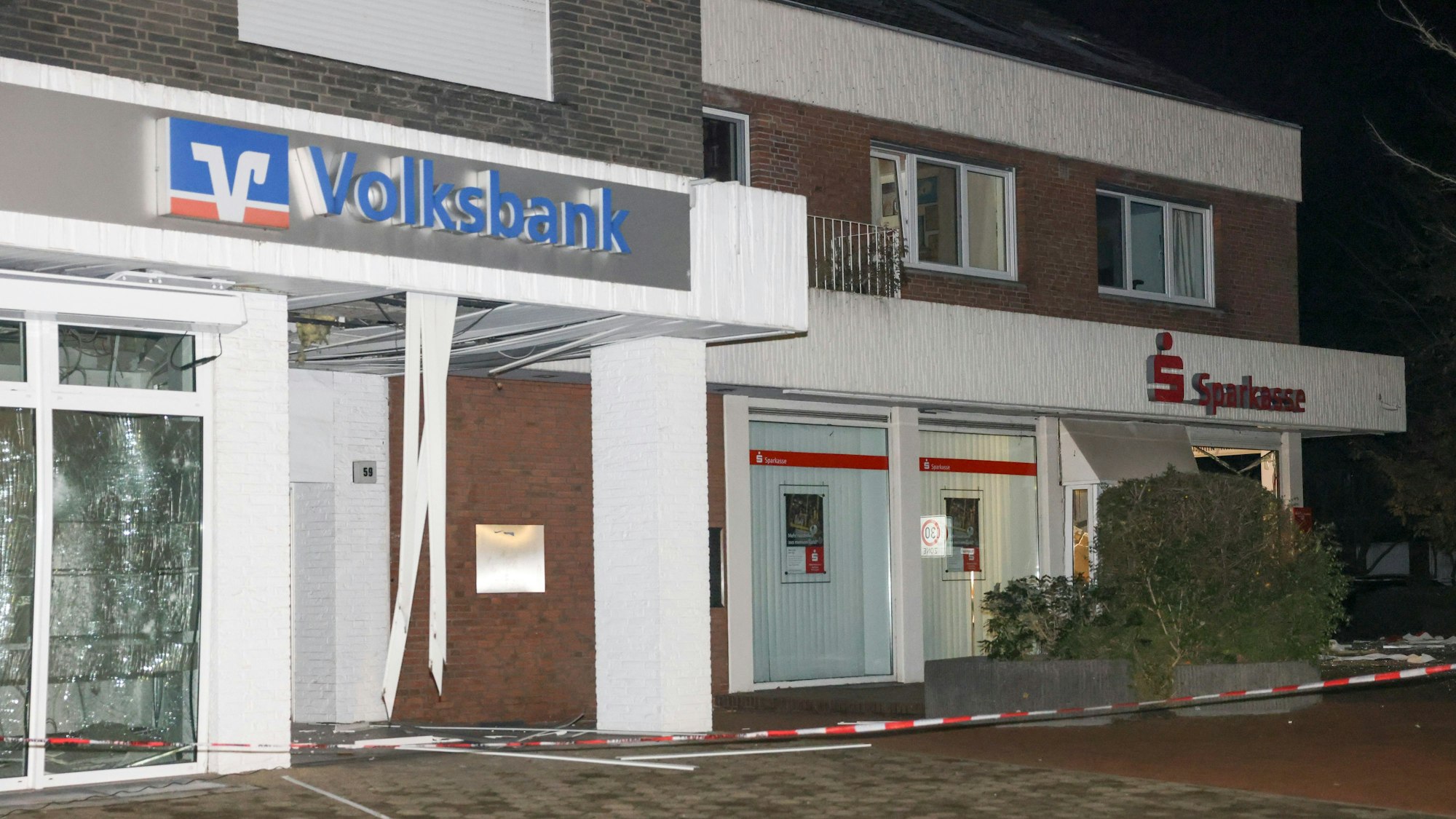 Der Eingang einer Volksbankfiliale ist zerstört, nachdem Automatensprenger zugeschlagen haben.