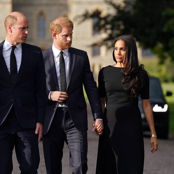 Kate, Prinzessin von Wales, William, Prinz von Wales, Prinz Harry, Herzog von Sussex, und seine Frau Meghan, Herzogin von Sussex, laufen vor dem Schloss Windsor einen Weg entlang.