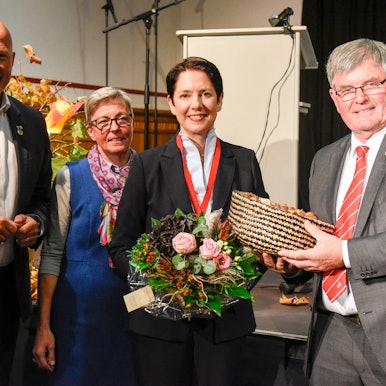 Landrat Frank Rock (l.), die Vorsitzende der Landfrauen Elisabeth Neisse (z.v.l.) Kreislandwirt Willy Winkelhag (r.) und Ministerin Silke Gorißen blicken in die Kamera.