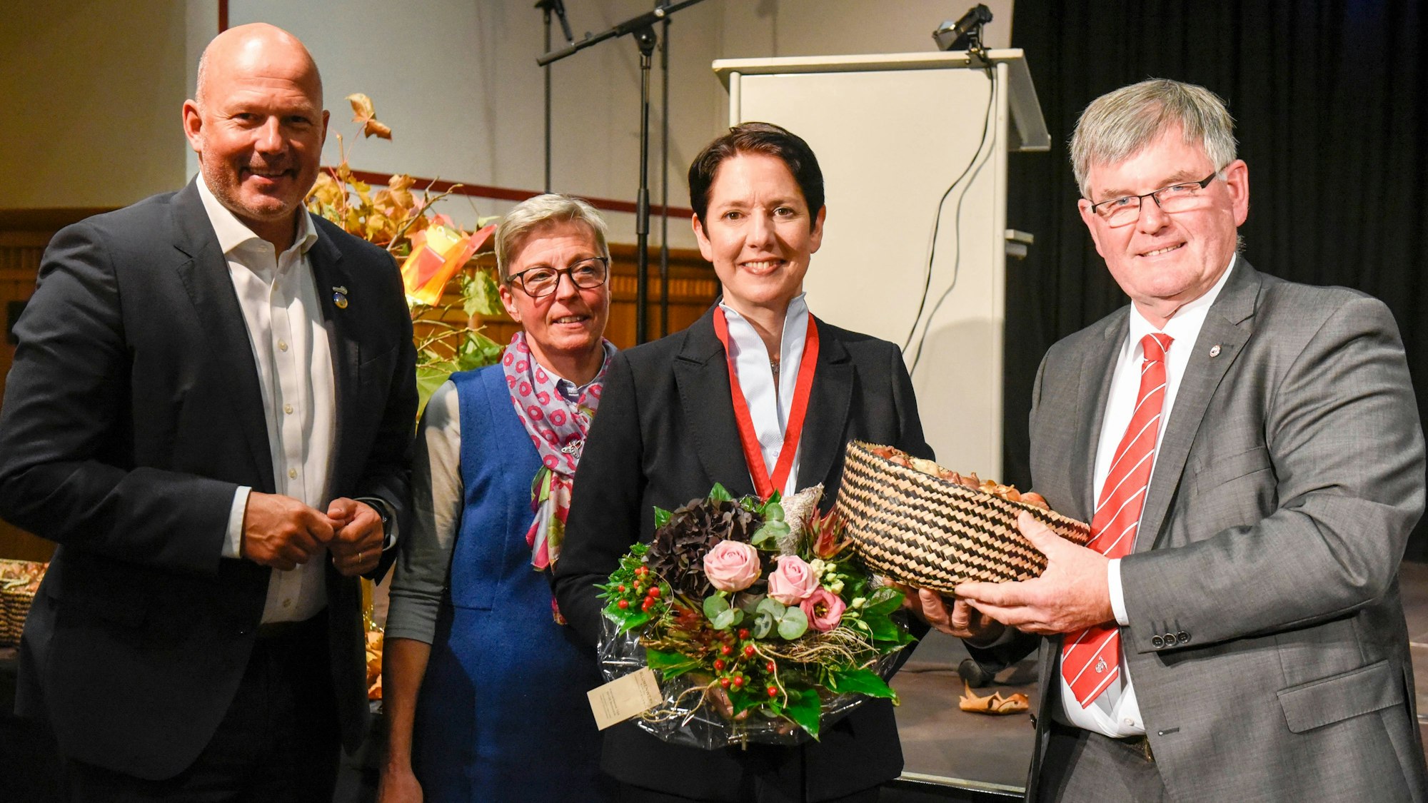 Landrat Frank Rock (l.), die Vorsitzende der Landfrauen Elisabeth Neisse (z.v.l.) Kreislandwirt Willy Winkelhag (r.) und Ministerin Silke Gorißen blicken in die Kamera.