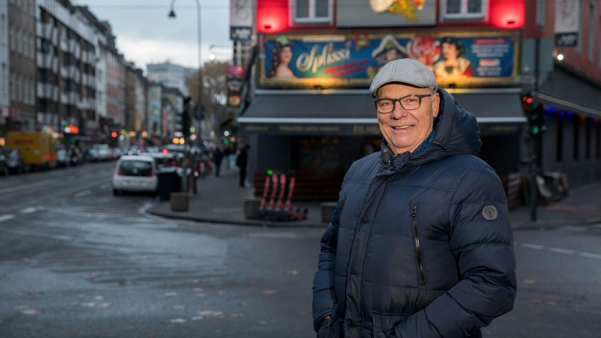 Alexander Moll, dem Betreiber der "Filmdose" an der Zülpicher Straße, steht vor dem Theater