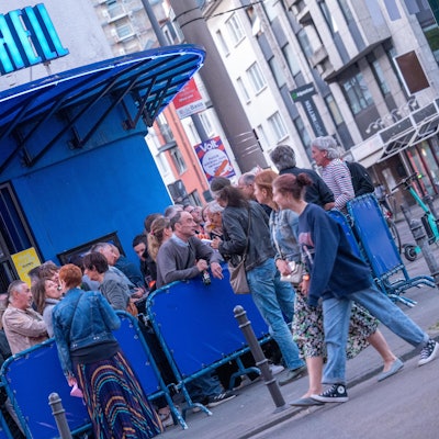 Menschen stehen vor dem Blue Shell an.