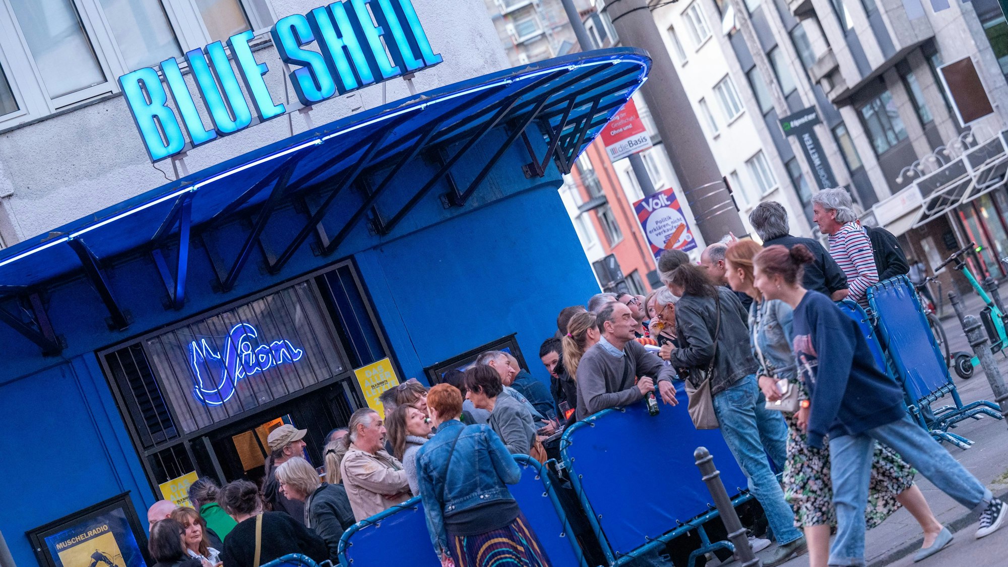 Menschen stehen vor dem Blue Shell an.